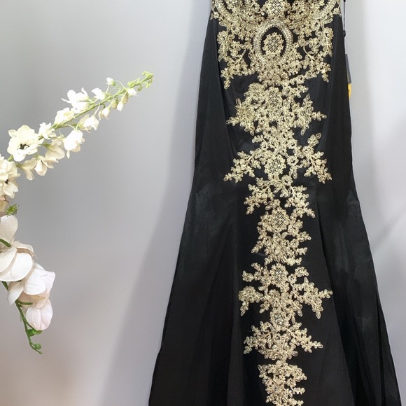 Black and gold embellished wide V- neck gown - Picture 10 of 16